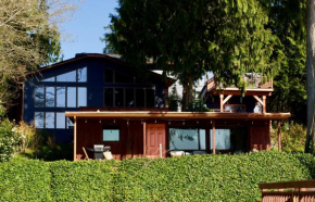 Lakeside Cottage & Hot Tub